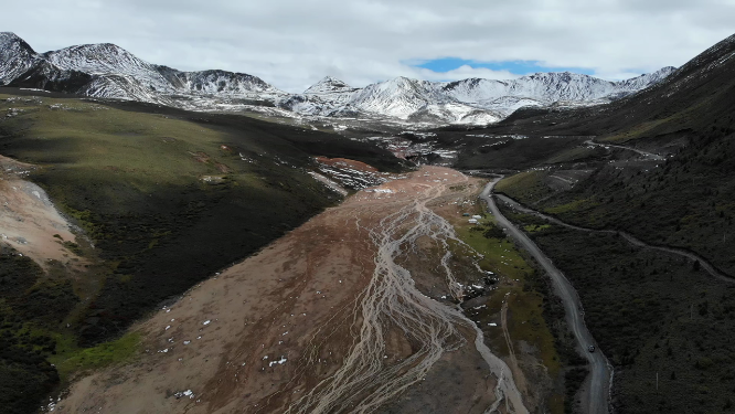 四川贡嘎山雅哈垭口公路自驾游风光